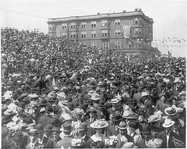 Crowd Views Fleet, Seattle, May 26, 1908